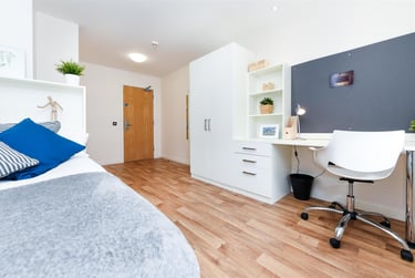 1 bed studio, College Square East, Holylands, Belfast, BT16DJ - Image 1
